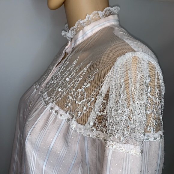 Vintage shapely lace embroidered flower blouse - Picture 3 of 9